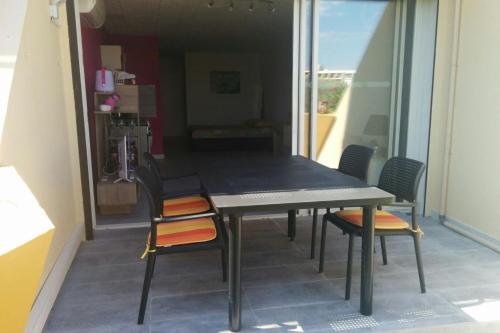 カップ・ダグドにあるCap d'Agde Naturist Héliopolis Cの窓のある部屋(テーブル、椅子付)