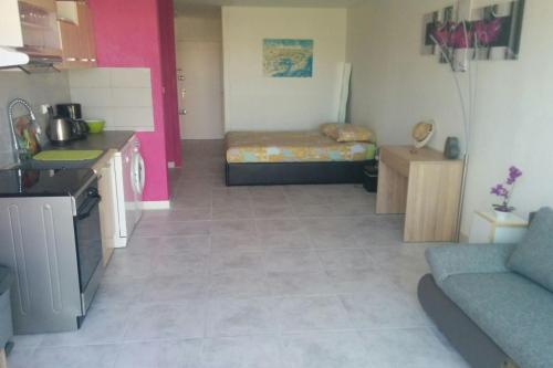 Cette petite chambre comprend un lit et une cuisine. dans l'établissement Naturiste Cap d'Agde Héliopolis C 77, au Cap d'Agde