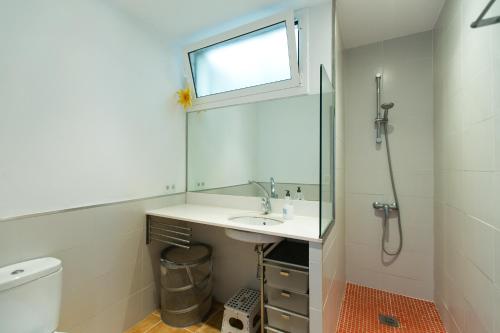 een badkamer met een wastafel en een spiegel bij El Niu in Calella de Palafrugell