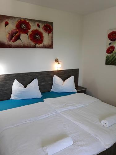 FîntîneleにあるCasa Agnes Vendeghazの寝室にある白いシーツと枕が置かれたベッド