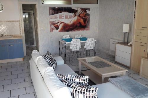 - un salon avec un canapé blanc et une table dans l'établissement Cap d'Agde Naturist Villa Port Nature, au Cap d'Agde