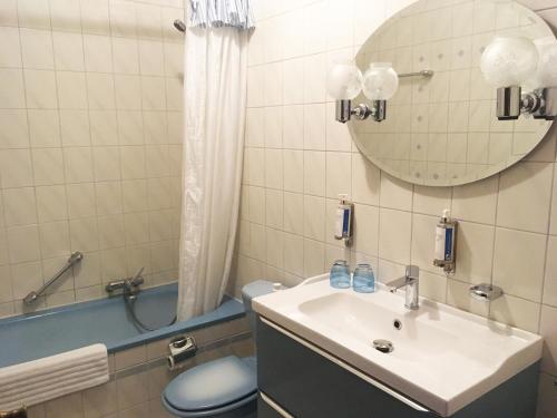 Salle de bains dans l'établissement Hotel The Originals Domaine de Beaupré - Room Service Disponible
