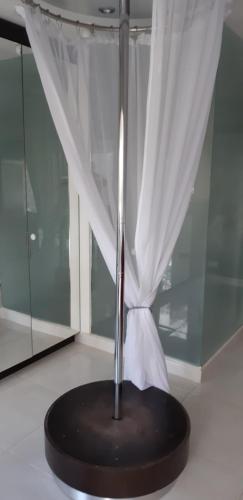 une statue dans une chambre avec fenêtre dans l'établissement Naturiste Cap d'Agde Villa Port Nature 201, au Cap d'Agde