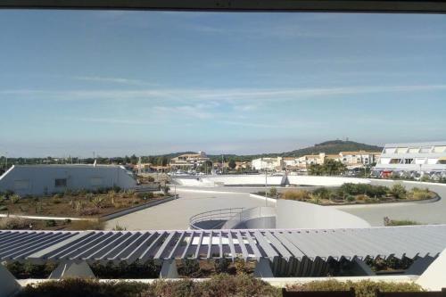 - une vue sur un bâtiment avec une patinoire dans l'établissement Naturiste Cap d'Agde Port Ambonne 239, au Cap d'Agde