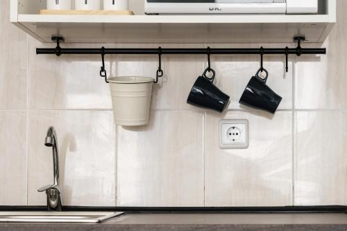 uma cozinha com um lavatório e um balde na parede em Smartr Madrid Gran Via 47 em Madri