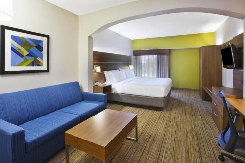 Krevet ili kreveti u jedinici u objektu Holiday Inn Express Hotel & Suites Cincinnati Northeast-Milford, an IHG Hotel