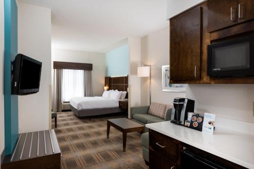 Ένα ή περισσότερα κρεβάτια σε δωμάτιο στο Holiday Inn Express & Suites - Grenada by IHG
