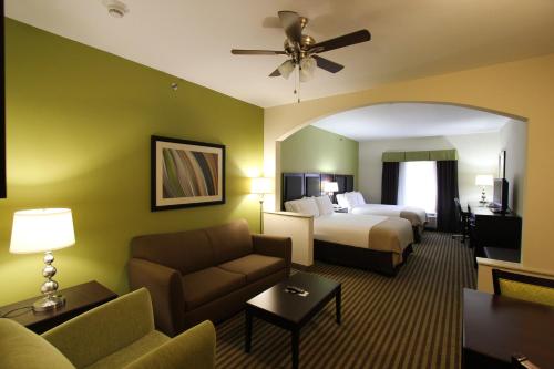 una camera d'albergo con letto e divano di Holiday Inn Express Hotel & Suites Nacogdoches, an IHG Hotel a Nacogdoches