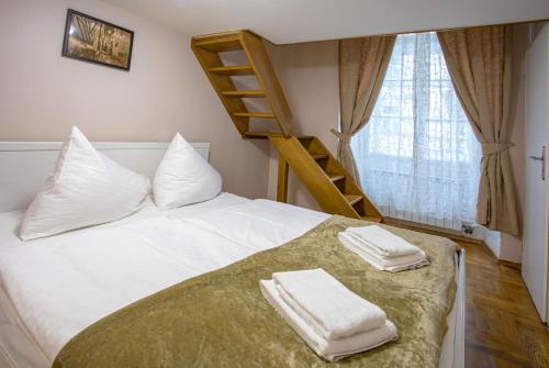 En eller flere senge i et værelse på Michalska Apartment