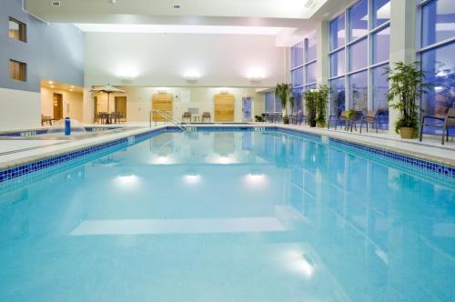 La alberca dentro o cerca de Holiday Inn Express Hotel & Suites Mankato East by IHG