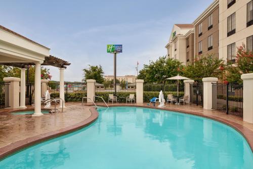 Πισίνα στο ή κοντά στο Holiday Inn Express Hotel & Suites McAlester by IHG