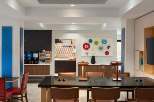 Η κουζίνα ή μικρή κουζίνα στο Holiday Inn Express Hotel & Suites McAlester by IHG
