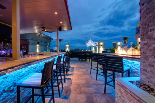 - un bar avec des chaises et une piscine en soirée dans l'établissement Holiday Inn Hotel & Suites St.Catharines-Niagara, an IHG Hotel, à Saint Catharines