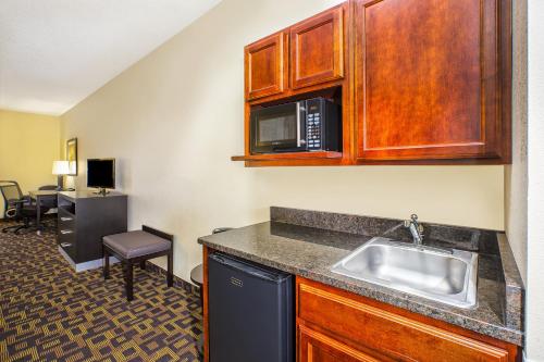 Kitchen o kitchenette sa Holiday Inn Express Hotel and Suites Marysville, an IHG Hotel