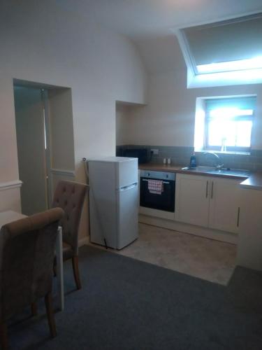 una cucina con frigorifero bianco e lavandino di Peak District Apartment a Alsop en le Dale