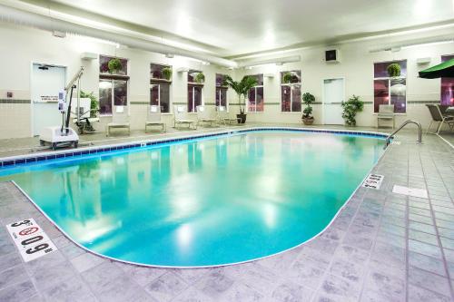 Bazén v ubytovaní Holiday Inn Express Hotel & Suites Marion, an IHG Hotel alebo v jeho blízkosti