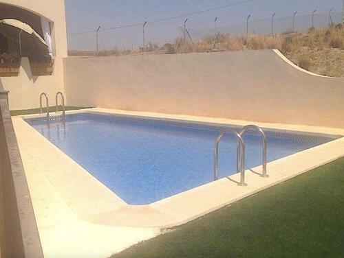 una piscina al lado de una casa en Matheo Palomares, en Palomares