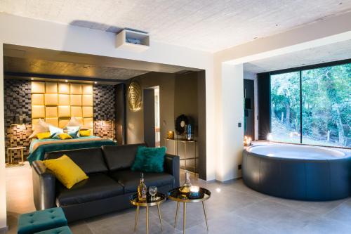 ein Wohnzimmer mit einem Sofa und einer Badewanne in der Unterkunft Buenas Noches in Seraing