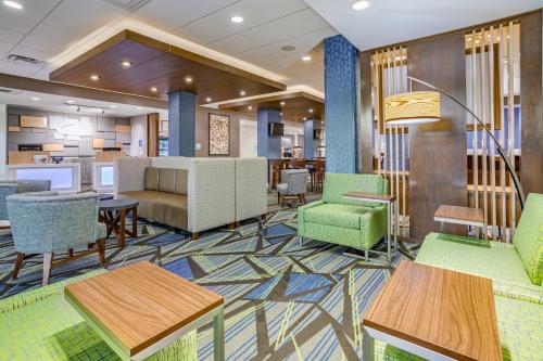 Posezení v ubytování Holiday Inn Express & Suites - Elkhart North by IHG