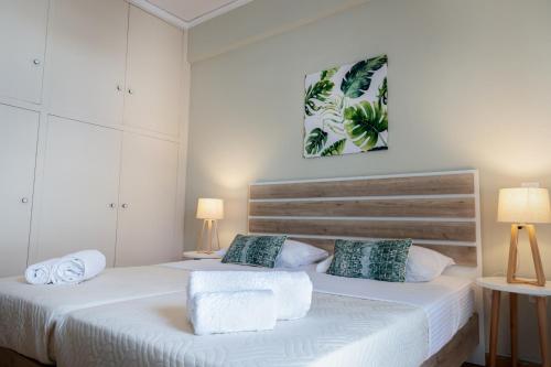 sypialnia z 2 łóżkami i ręcznikami w obiekcie Paradise apartment in Koukaki w Atenach