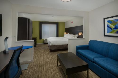 Un pat sau paturi într-o cameră la Holiday Inn Express Lawrence, an IHG Hotel