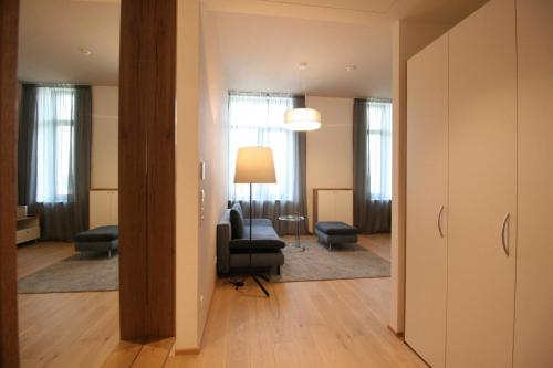 een woonkamer met een bank en een stoel bij Your Living Vienna CBD in Wenen