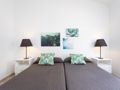 sypialnia z dużym łóżkiem i dwiema lampami w obiekcie Casita 2 caserío de guaza w mieście Guaza