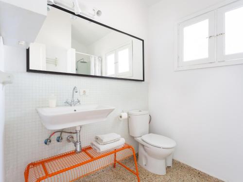 łazienka z umywalką, toaletą i lustrem w obiekcie Casita 2 caserío de guaza w mieście Guaza