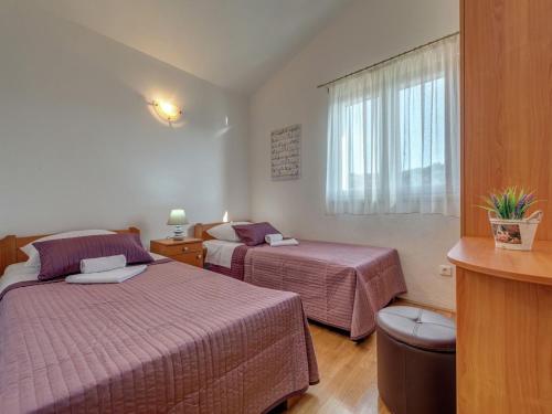 ein Hotelzimmer mit zwei Betten und einem Fenster in der Unterkunft Holiday house Tender near Trogir, jacuzzi in Sevid