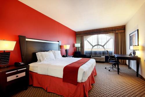 מיטה או מיטות בחדר ב-Holiday Inn Express Hotel and Suites - Odessa, an IHG Hotel