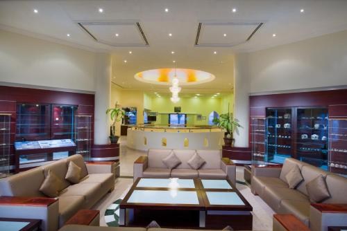 a living room with couches and a table at Masira Island Resort in Ḩilf