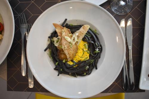 Makanan di atau berdekatan hotel