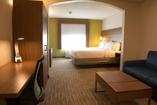 Holiday Inn Express Hotel & Suites Elkhart-South by IHGにあるベッド