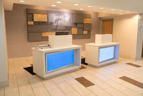 エルクハートにあるHoliday Inn Express Hotel & Suites Elkhart-South by IHGの壁のあるロビーの表彰