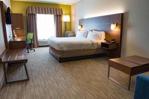 Een bed of bedden in een kamer bij Holiday Inn Express Hotel & Suites Elkhart-South, an IHG Hotel