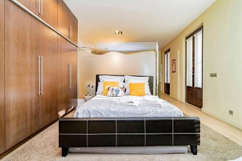 Postel nebo postele na pokoji v ubytování Luxury Apartment in La Latina by Batuecas