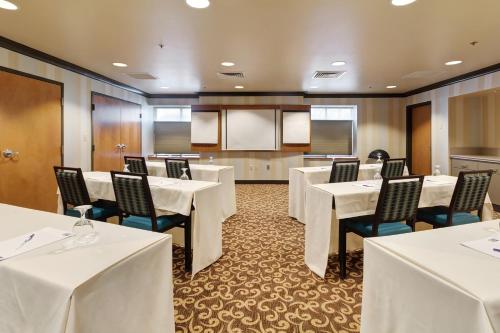 Бизнес-центр и/или конференц-зал в Holiday Inn Express Hotel & Suites Warwick-Providence Airport by IHG