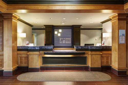 Лобби или стойка регистрации в Holiday Inn Express Hotel & Suites Warwick-Providence Airport by IHG