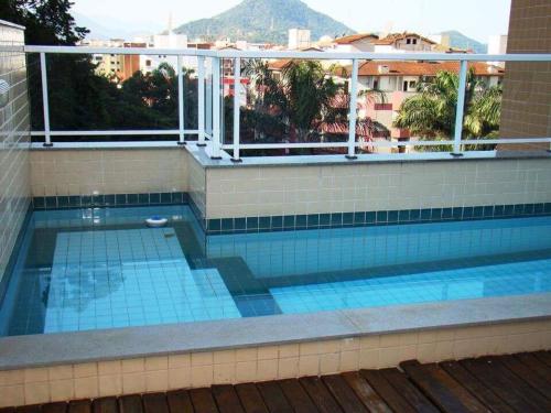 a swimming pool on the roof of a building at Condomínio Canto Verde in Ubatuba
