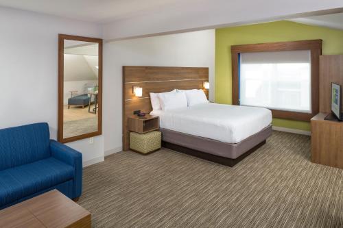 En eller flere senger på et rom på Holiday Inn Express Hotel & Suites White River Junction, an IHG Hotel