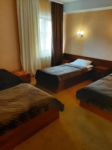 Habitación de hotel con 2 camas y ventana en Stara Vezha Hotel en Boryspilʼ