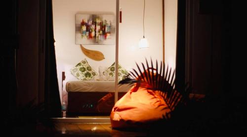ein Schlafzimmer mit einem Bett und einem Spiegel in einem Zimmer in der Unterkunft Bella Athena Garden in El Nido