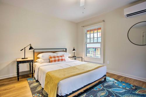 מיטה או מיטות בחדר ב-Newly Remodeled Apartment on Main Street in Saluda