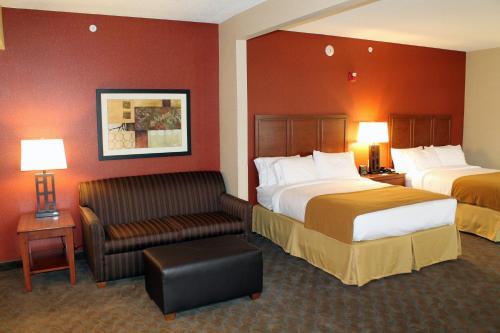 Holiday Inn Express & Suites Paducah West, an IHG Hotel tesisinde bir odada yatak veya yataklar