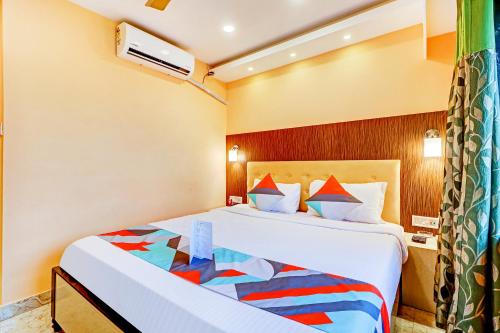 um quarto de hotel com uma cama num quarto em FabExpress Step Inn em Calcutá