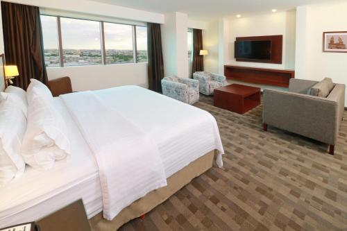 Кровать или кровати в номере Holiday Inn & Suites Plaza Mayor by IHG