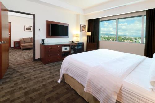 Кровать или кровати в номере Holiday Inn & Suites Plaza Mayor by IHG