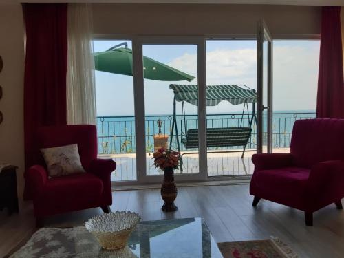 トラブゾンにあるTrabzon Sea Palaceの海の景色を望むリビングルーム