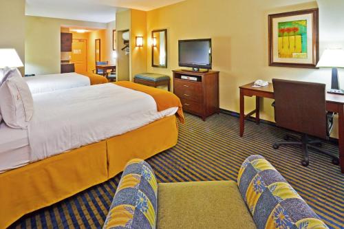 Habitación de hotel con 2 camas y escritorio en Holiday Inn Express Hotel & Suites Ooltewah Springs - Chattanooga, an IHG Hotel, en Ooltewah