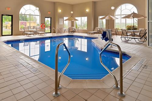 ein Pool mit blauem Wasser in einem Hotel in der Unterkunft Holiday Inn Express & Suites St Marys, an IHG Hotel in Grandview